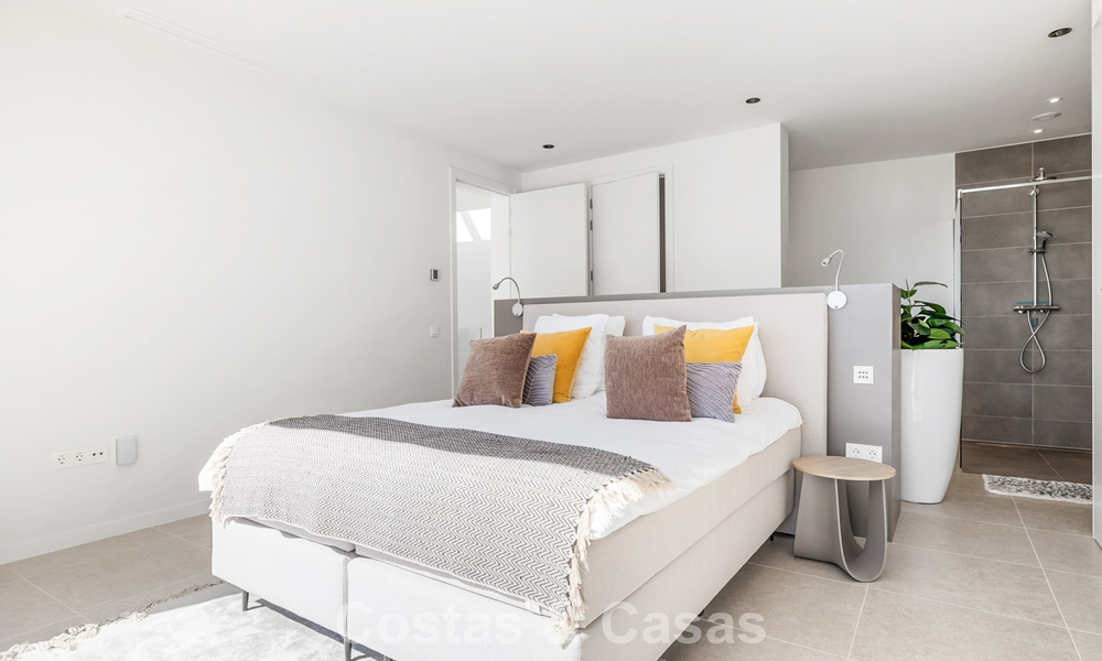 Villa moderna lista para entrar a vivir en venta, junto al campo de golf en una codiciada zona residencial de Marbella - Benahavis 778694