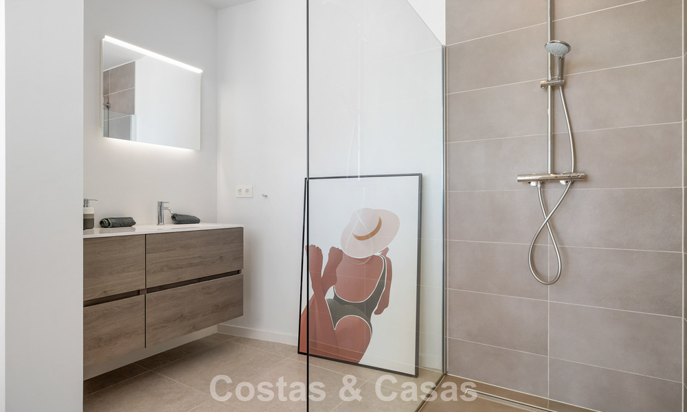 Villa moderna lista para entrar a vivir en venta, junto al campo de golf en una codiciada zona residencial de Marbella - Benahavis 778695