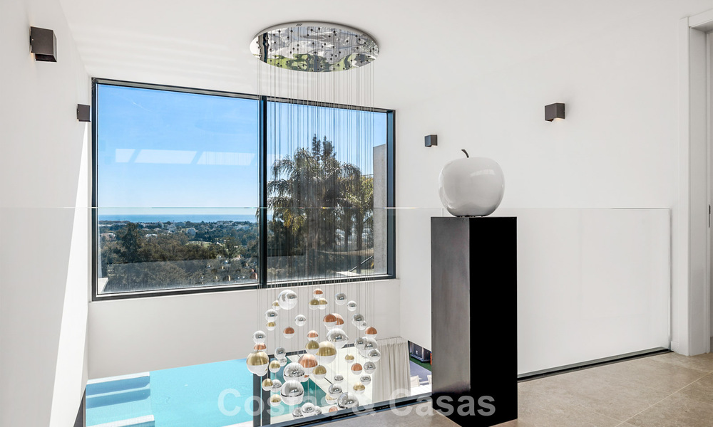 Villa moderna lista para entrar a vivir en venta, junto al campo de golf en una codiciada zona residencial de Marbella - Benahavis 778697