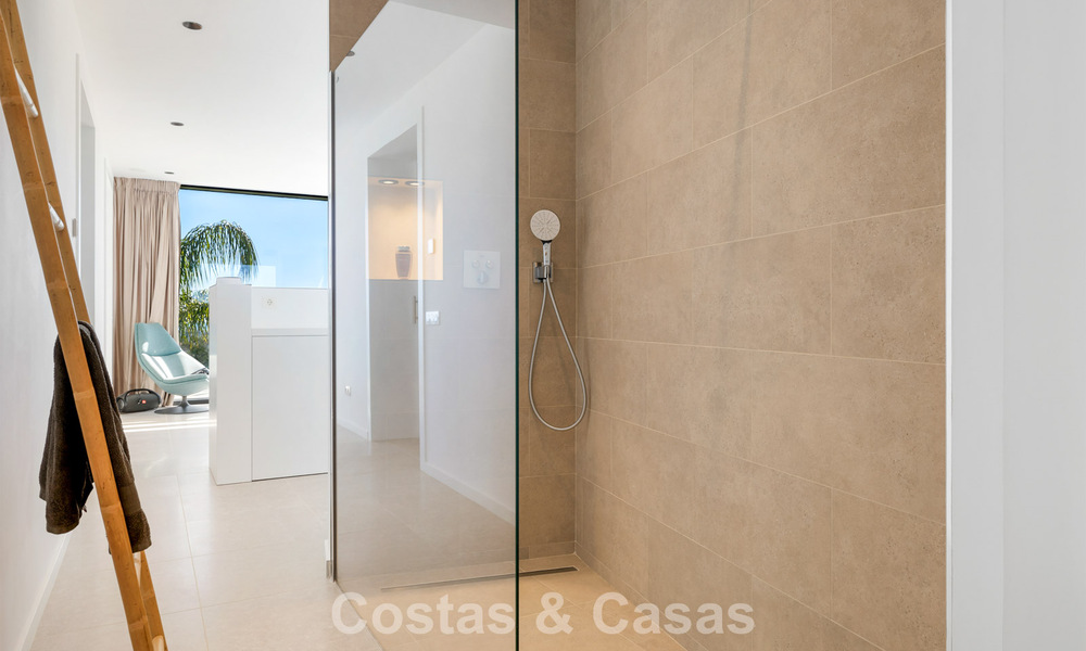 Villa moderna lista para entrar a vivir en venta, junto al campo de golf en una codiciada zona residencial de Marbella - Benahavis 778698