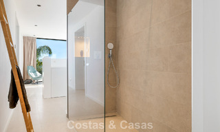 Villa moderna lista para entrar a vivir en venta, junto al campo de golf en una codiciada zona residencial de Marbella - Benahavis 778698 