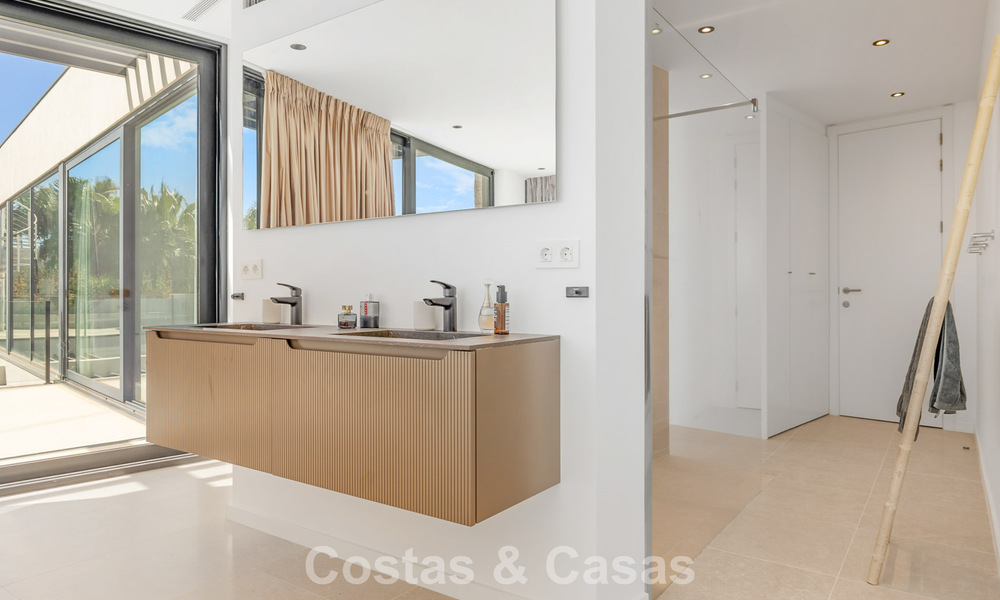 Villa moderna lista para entrar a vivir en venta, junto al campo de golf en una codiciada zona residencial de Marbella - Benahavis 778701