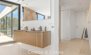 Villa moderna lista para entrar a vivir en venta, junto al campo de golf en una codiciada zona residencial de Marbella - Benahavis 778701 