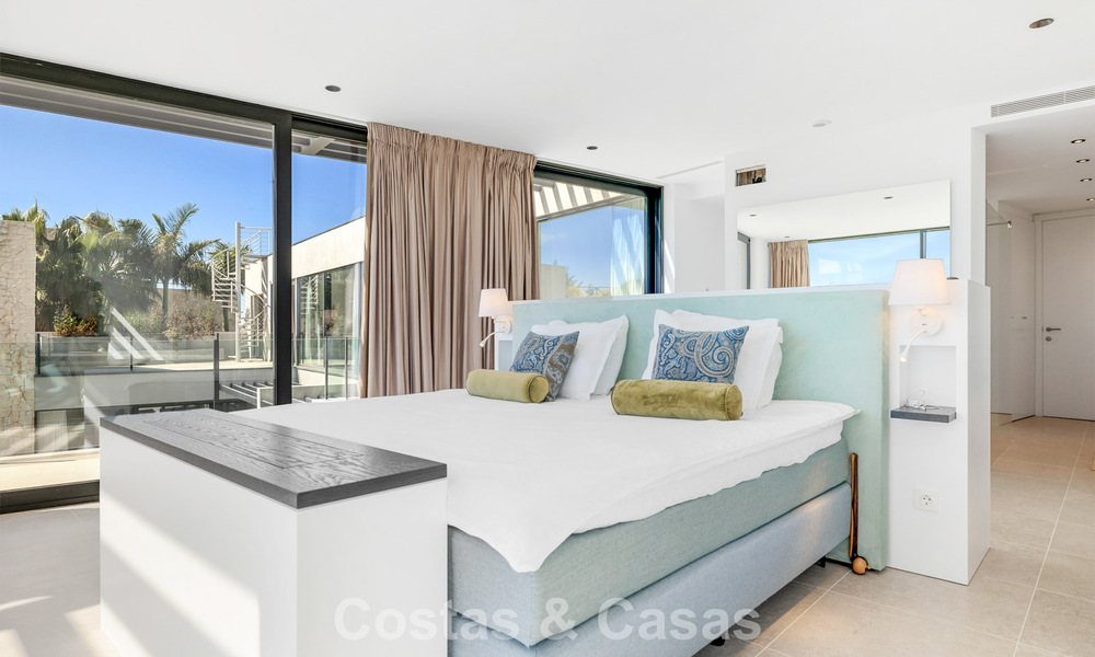 Villa moderna lista para entrar a vivir en venta, junto al campo de golf en una codiciada zona residencial de Marbella - Benahavis 778702