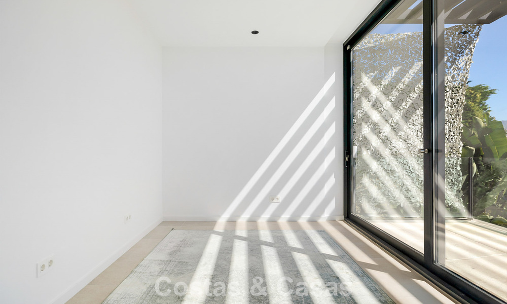 Villa moderna lista para entrar a vivir en venta, junto al campo de golf en una codiciada zona residencial de Marbella - Benahavis 778703
