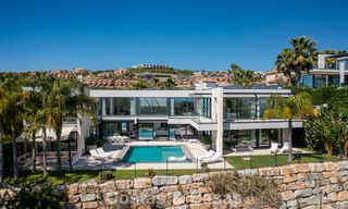 Villa moderna lista para entrar a vivir en venta, junto al campo de golf en una codiciada zona residencial de Marbella - Benahavis 778705 