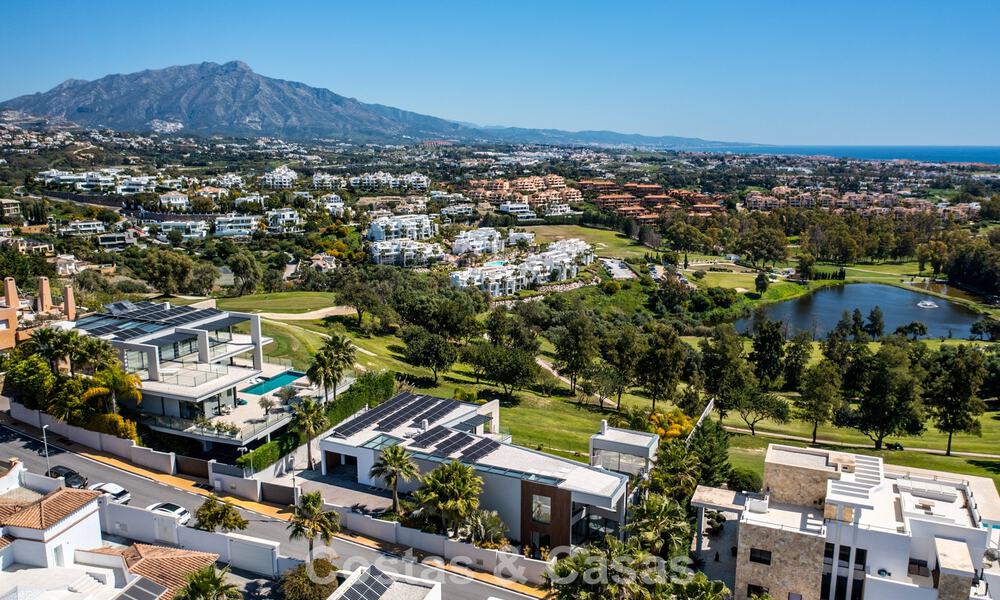 Villa moderna lista para entrar a vivir en venta, junto al campo de golf en una codiciada zona residencial de Marbella - Benahavis 778707