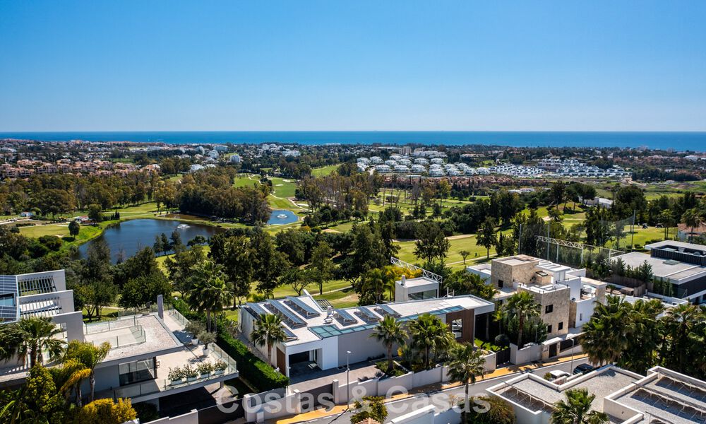 Villa moderna lista para entrar a vivir en venta, junto al campo de golf en una codiciada zona residencial de Marbella - Benahavis 778708