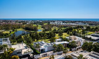 Villa moderna lista para entrar a vivir en venta, junto al campo de golf en una codiciada zona residencial de Marbella - Benahavis 778708 