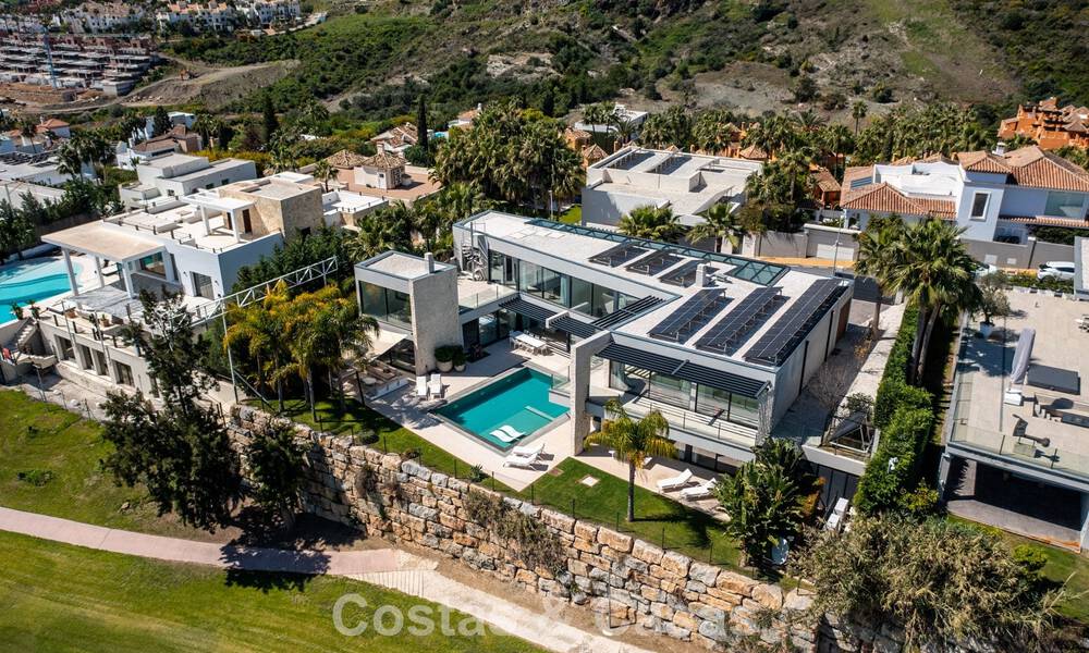 Villa moderna lista para entrar a vivir en venta, junto al campo de golf en una codiciada zona residencial de Marbella - Benahavis 778709