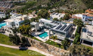Villa moderna lista para entrar a vivir en venta, junto al campo de golf en una codiciada zona residencial de Marbella - Benahavis 778709 