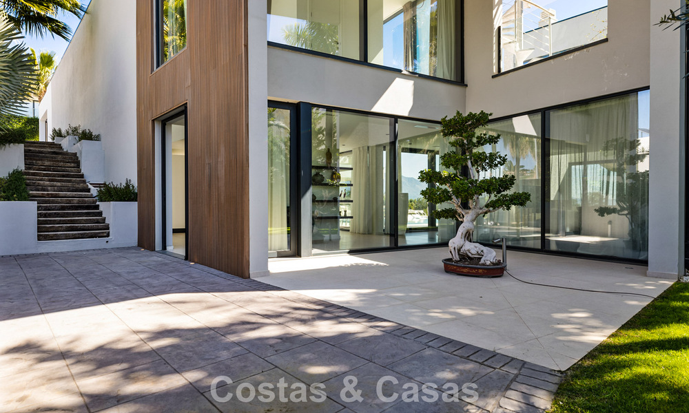 Villa moderna lista para entrar a vivir en venta, junto al campo de golf en una codiciada zona residencial de Marbella - Benahavis 778712