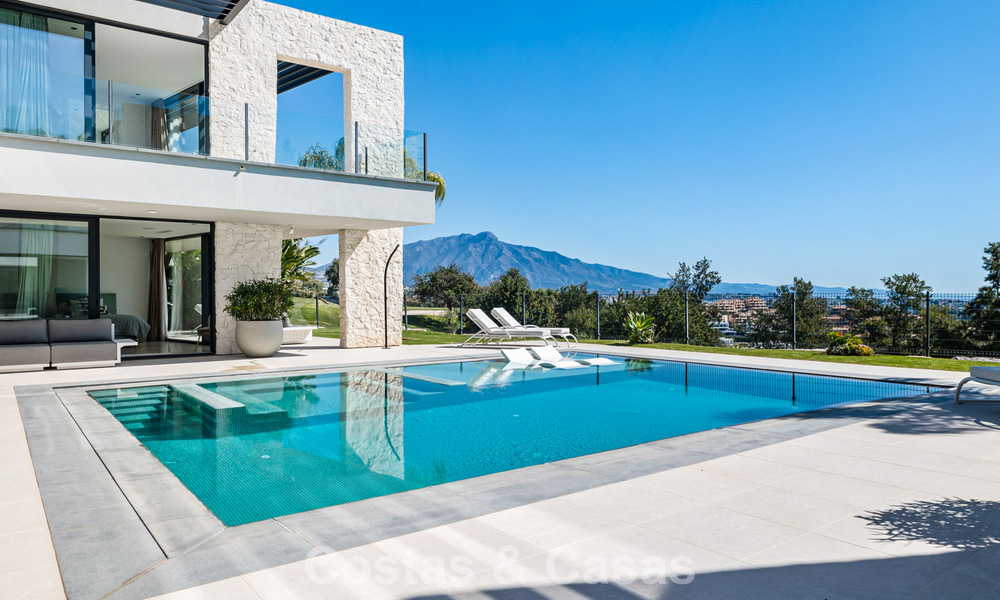 Villa moderna lista para entrar a vivir en venta, junto al campo de golf en una codiciada zona residencial de Marbella - Benahavis 778714