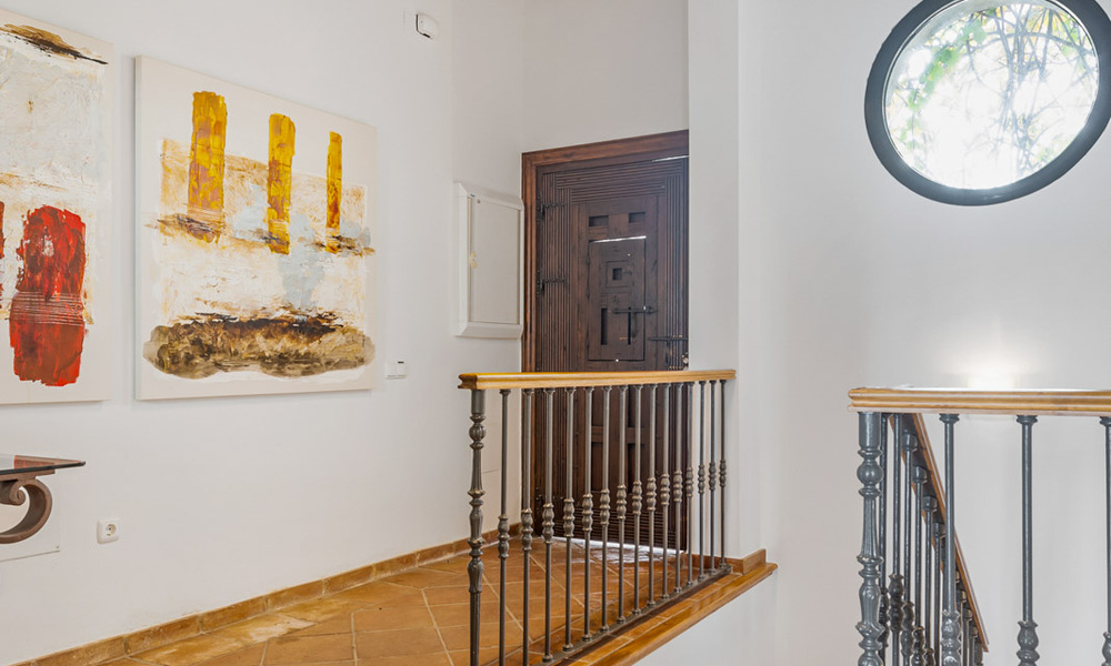 Espaciosa casa adosada en venta con vistas al mar en una urbanización cerrada en las colinas de Marbella - Benahavis 778915