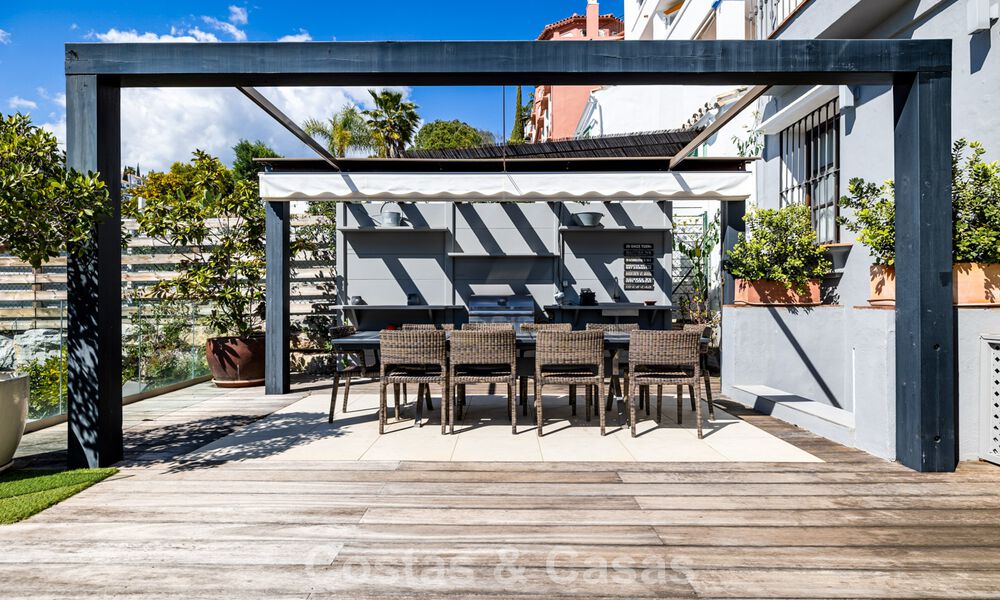 Espaciosa casa adosada en venta con vistas al mar en una urbanización cerrada en las colinas de Marbella - Benahavis 778916