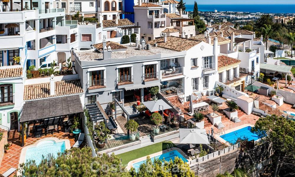Espaciosa casa adosada en venta con vistas al mar en una urbanización cerrada en las colinas de Marbella - Benahavis 778920