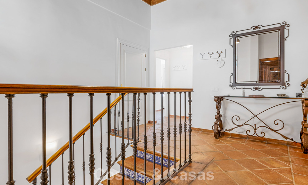 Espaciosa casa adosada en venta con vistas al mar en una urbanización cerrada en las colinas de Marbella - Benahavis 778924