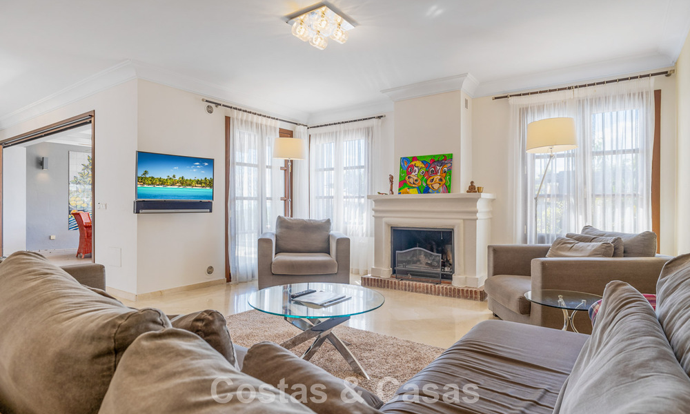 Espaciosa casa adosada en venta con vistas al mar en una urbanización cerrada en las colinas de Marbella - Benahavis 778926