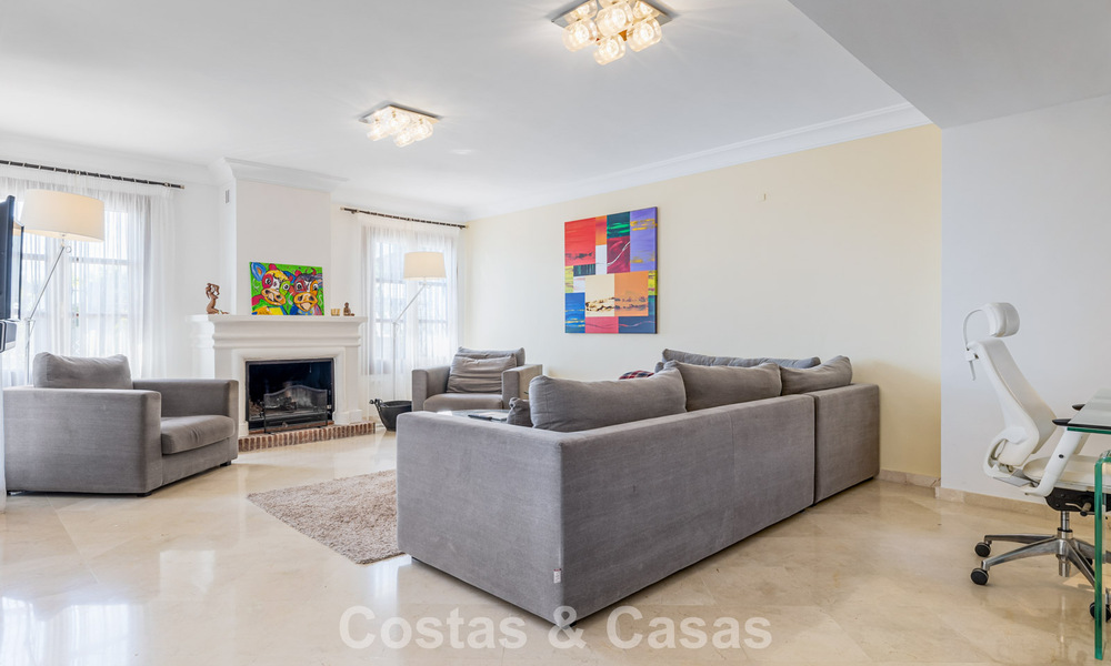 Espaciosa casa adosada en venta con vistas al mar en una urbanización cerrada en las colinas de Marbella - Benahavis 778927