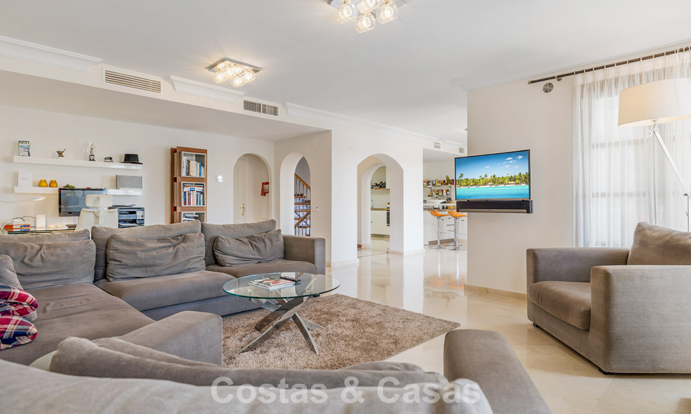 Espaciosa casa adosada en venta con vistas al mar en una urbanización cerrada en las colinas de Marbella - Benahavis 778928