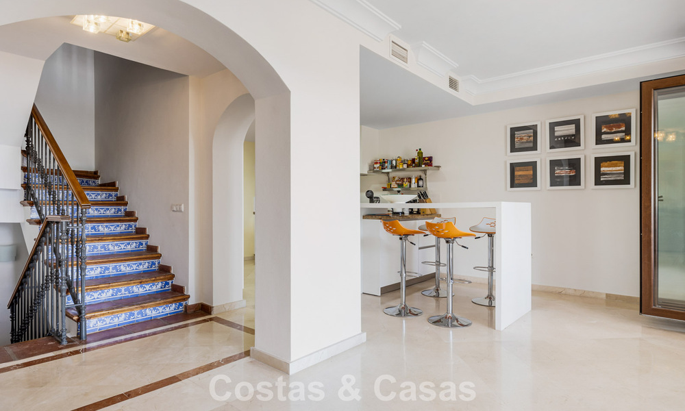 Espaciosa casa adosada en venta con vistas al mar en una urbanización cerrada en las colinas de Marbella - Benahavis 778929