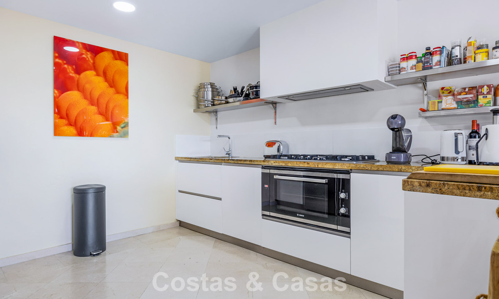 Espaciosa casa adosada en venta con vistas al mar en una urbanización cerrada en las colinas de Marbella - Benahavis 778931