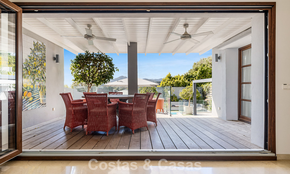 Espaciosa casa adosada en venta con vistas al mar en una urbanización cerrada en las colinas de Marbella - Benahavis 778933