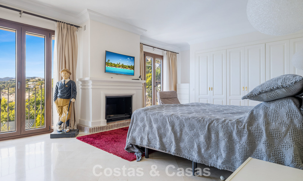 Espaciosa casa adosada en venta con vistas al mar en una urbanización cerrada en las colinas de Marbella - Benahavis 778935