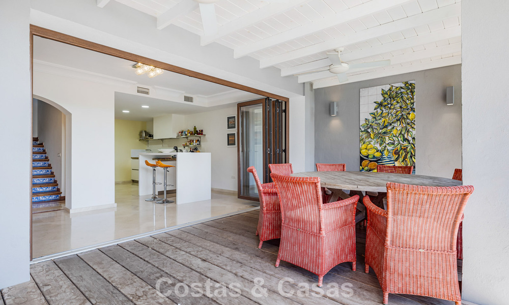 Espaciosa casa adosada en venta con vistas al mar en una urbanización cerrada en las colinas de Marbella - Benahavis 778936