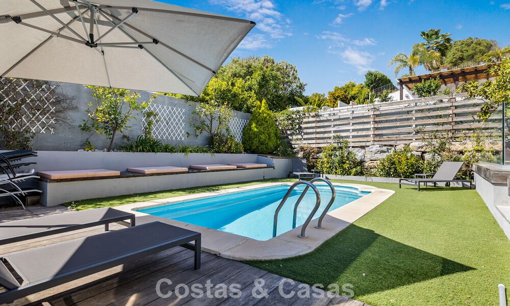 Espaciosa casa adosada en venta con vistas al mar en una urbanización cerrada en las colinas de Marbella - Benahavis 778939