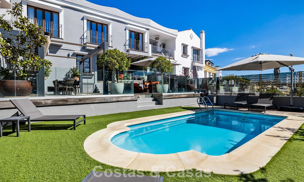 Espaciosa casa adosada en venta con vistas al mar en una urbanización cerrada en las colinas de Marbella - Benahavis 778941