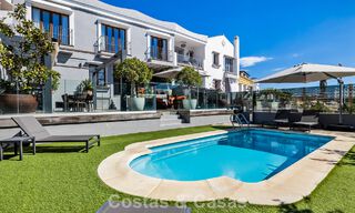 Espaciosa casa adosada en venta con vistas al mar en una urbanización cerrada en las colinas de Marbella - Benahavis 778941 
