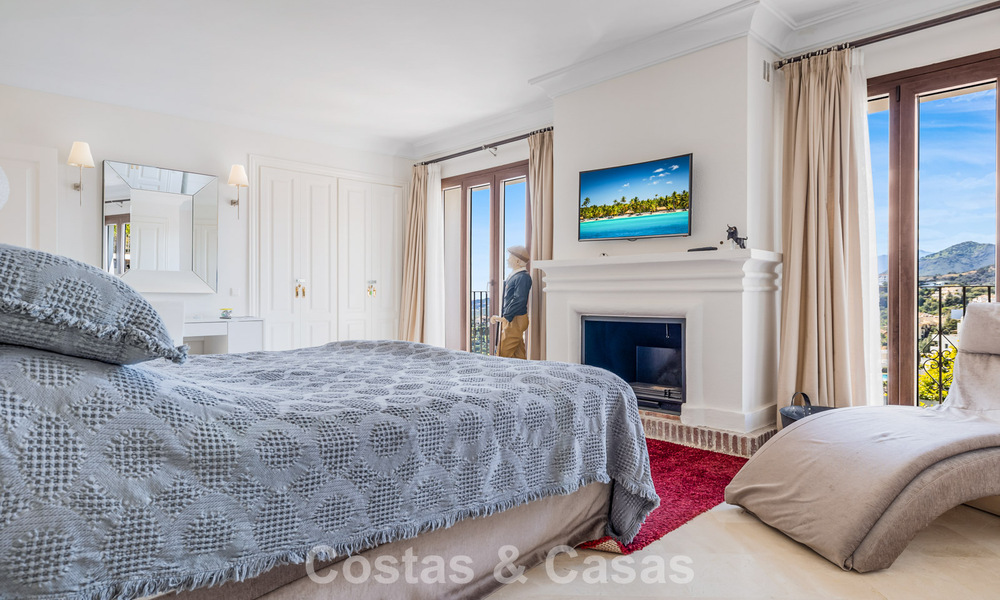 Espaciosa casa adosada en venta con vistas al mar en una urbanización cerrada en las colinas de Marbella - Benahavis 778943