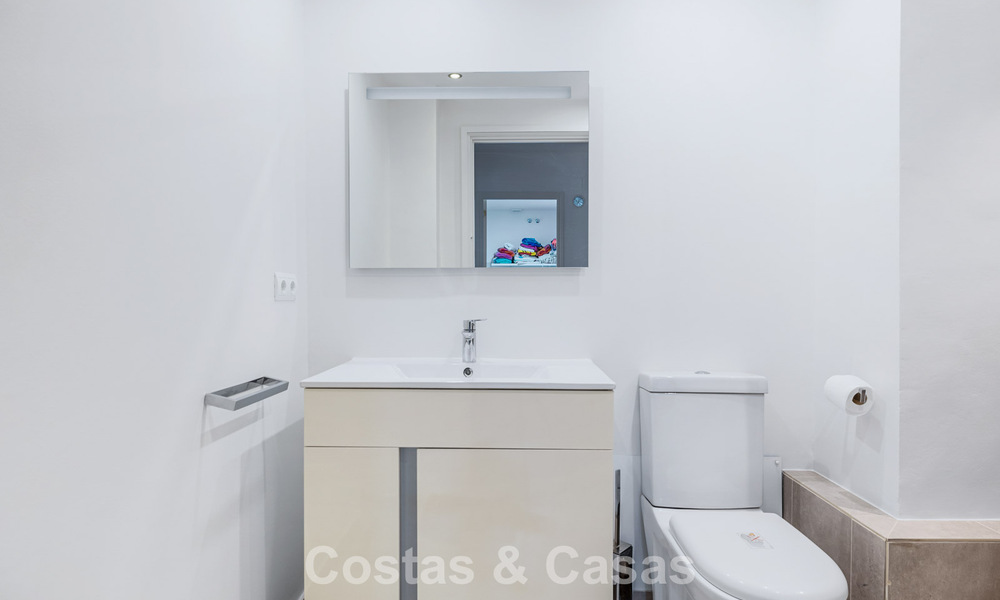 Espaciosa casa adosada en venta con vistas al mar en una urbanización cerrada en las colinas de Marbella - Benahavis 778944