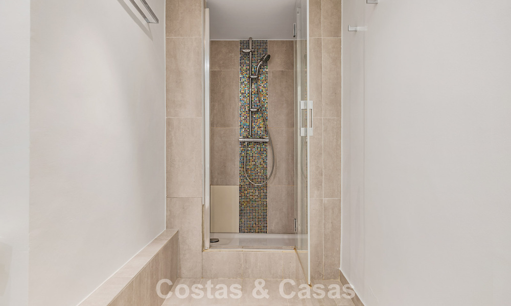 Espaciosa casa adosada en venta con vistas al mar en una urbanización cerrada en las colinas de Marbella - Benahavis 778945