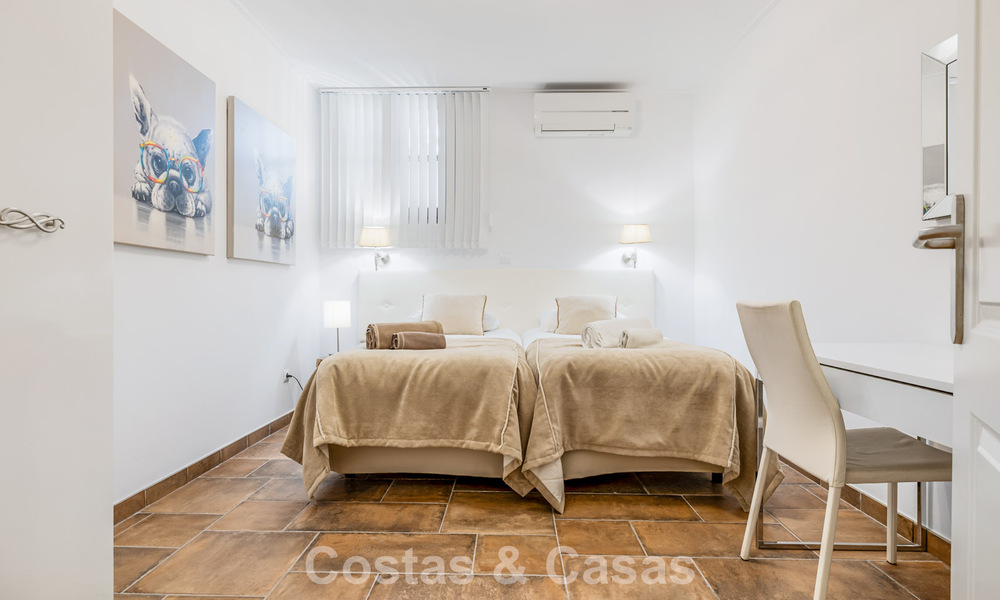 Espaciosa casa adosada en venta con vistas al mar en una urbanización cerrada en las colinas de Marbella - Benahavis 778947
