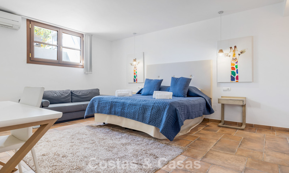 Espaciosa casa adosada en venta con vistas al mar en una urbanización cerrada en las colinas de Marbella - Benahavis 778948