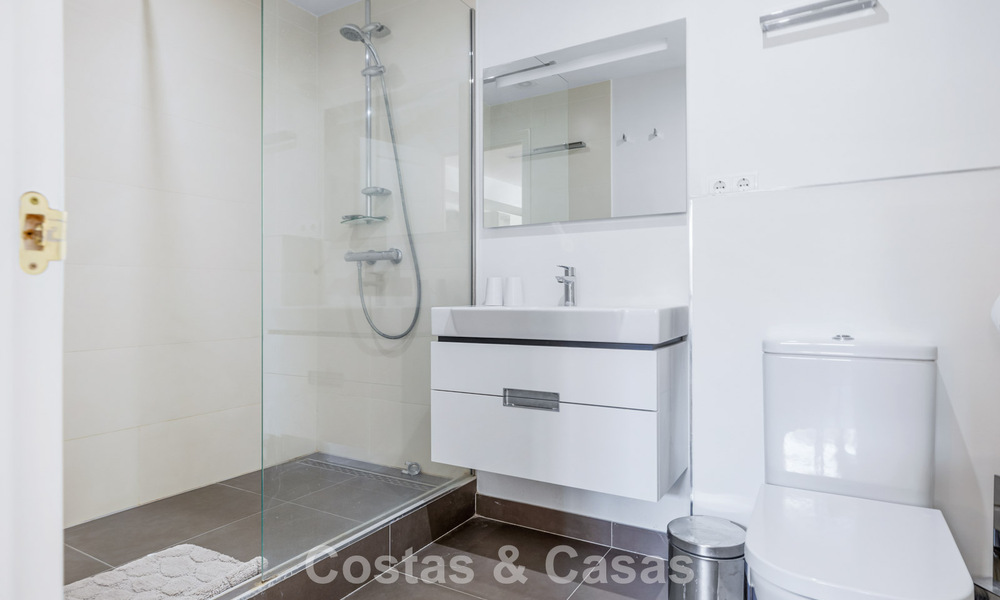 Espaciosa casa adosada en venta con vistas al mar en una urbanización cerrada en las colinas de Marbella - Benahavis 778949