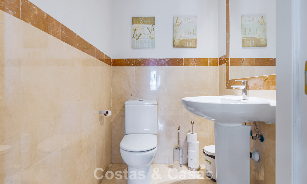 Espaciosa casa adosada en venta con vistas al mar en una urbanización cerrada en las colinas de Marbella - Benahavis 778950