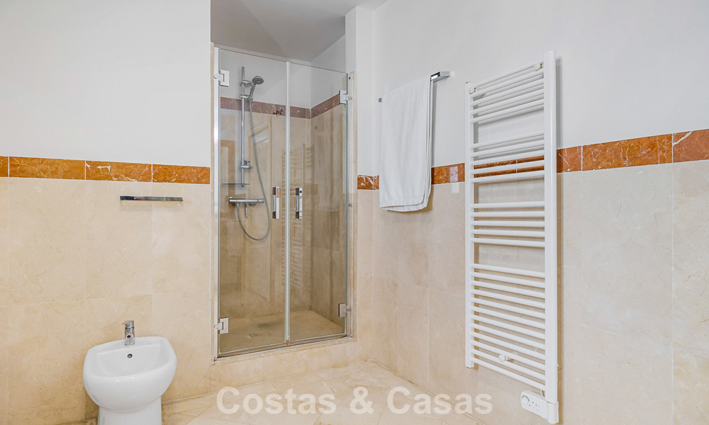 Espaciosa casa adosada en venta con vistas al mar en una urbanización cerrada en las colinas de Marbella - Benahavis 778951