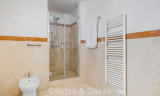 Espaciosa casa adosada en venta con vistas al mar en una urbanización cerrada en las colinas de Marbella - Benahavis 778951 