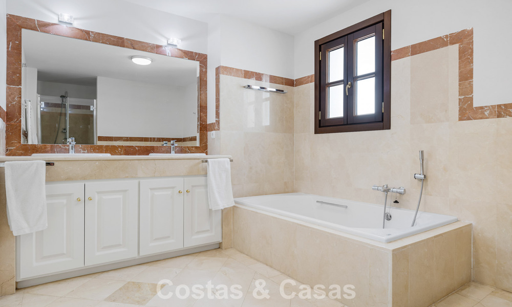 Espaciosa casa adosada en venta con vistas al mar en una urbanización cerrada en las colinas de Marbella - Benahavis 778952