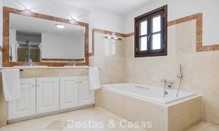 Espaciosa casa adosada en venta con vistas al mar en una urbanización cerrada en las colinas de Marbella - Benahavis 778952 