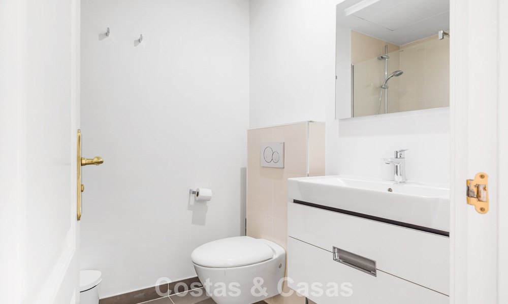 Espaciosa casa adosada en venta con vistas al mar en una urbanización cerrada en las colinas de Marbella - Benahavis 778954