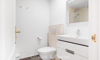 Espaciosa casa adosada en venta con vistas al mar en una urbanización cerrada en las colinas de Marbella - Benahavis 778954 