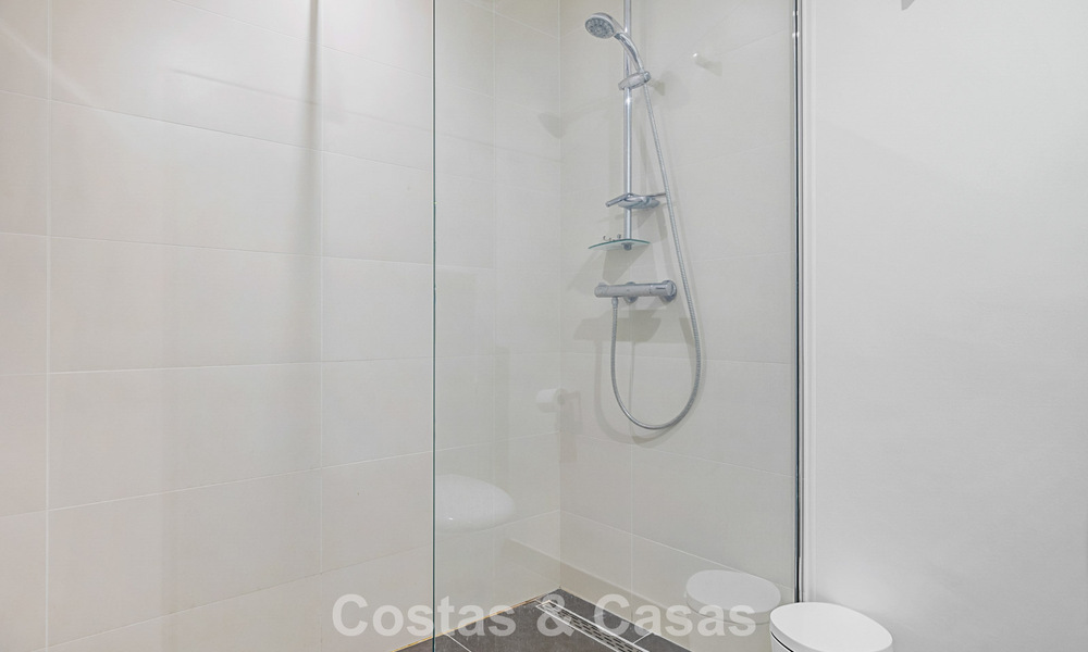 Espaciosa casa adosada en venta con vistas al mar en una urbanización cerrada en las colinas de Marbella - Benahavis 778955