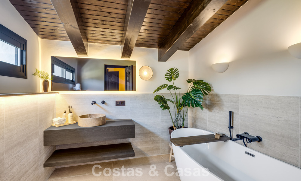 Villa de lujo contemporánea renovada y lista para entrar a vivir en venta en el corazón del Valle del Golf de Nueva Andalucía, Marbella 796789