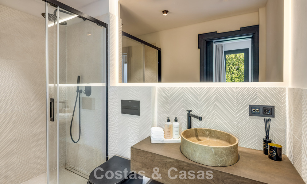 Villa de lujo contemporánea renovada y lista para entrar a vivir en venta en el corazón del Valle del Golf de Nueva Andalucía, Marbella 796791