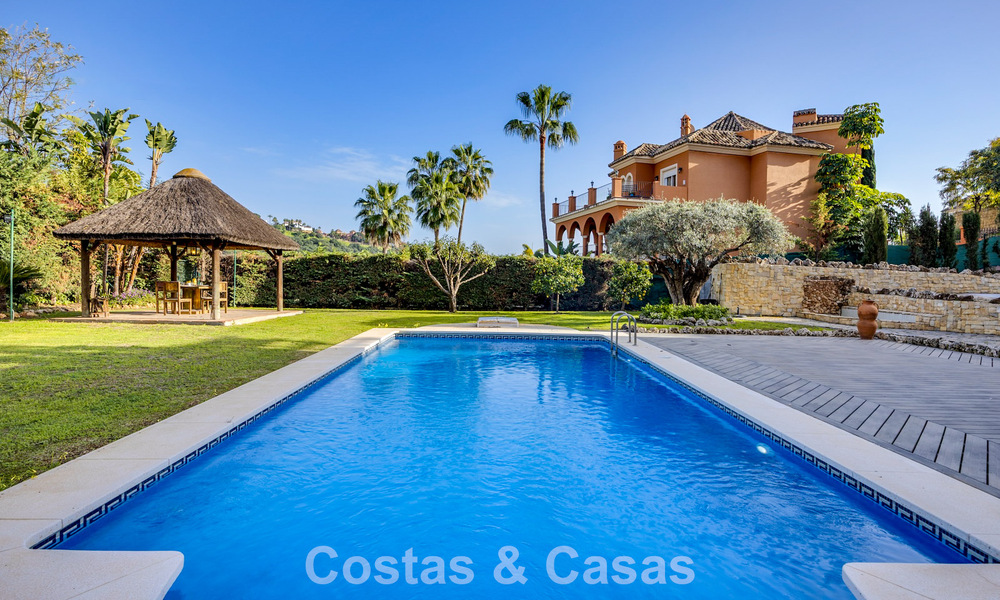 Lujosa villa con arquitectura única en venta rodeada de campos de golf en Benahavis - Marbella 778868
