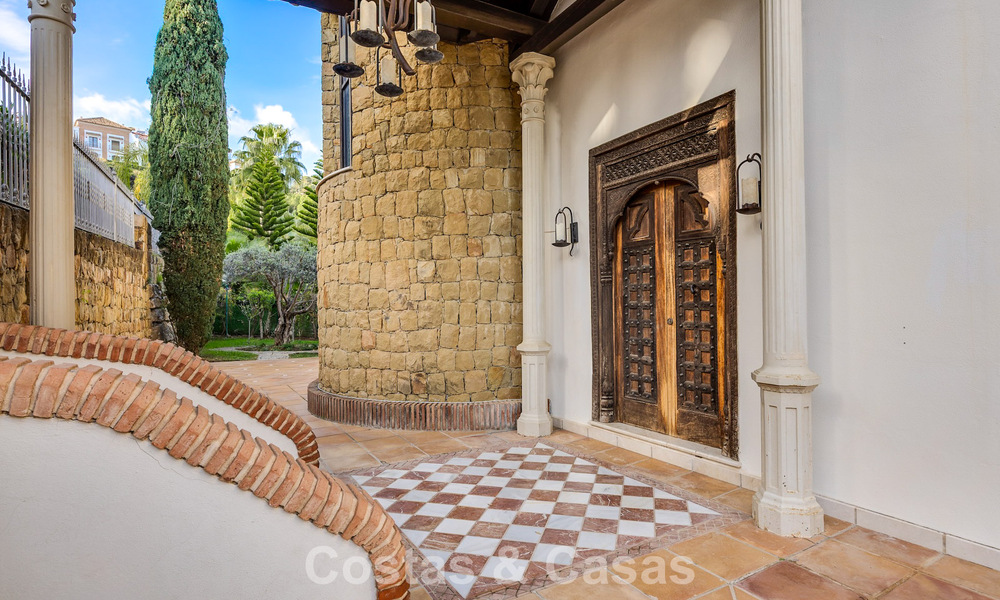 Lujosa villa con arquitectura única en venta rodeada de campos de golf en Benahavis - Marbella 778869